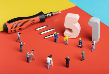 五一劳动节积木数字51与工人