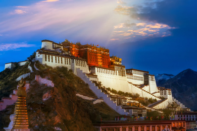 中国西藏拉萨市布达拉宫夜景