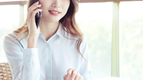 使用手机打电话的商务女士局部特写