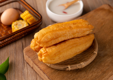 案板上竹筐中摆放的切开的油条