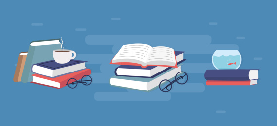 一摞书前的眼镜和鱼缸