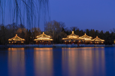 中国北京北海公园五龙亭夜景