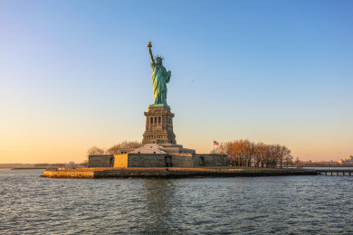 美国纽约市自由岛上的自由女神像
