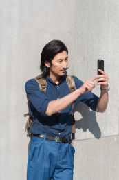 年轻商务男士在使用手机拍照