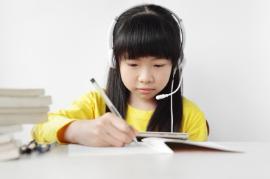 一名中国小学生在线远程学习