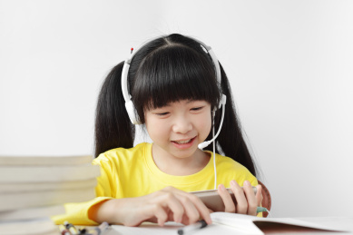 一名中国小学生在线远程学习