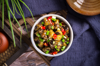 俯拍中华传统小吃炒田螺