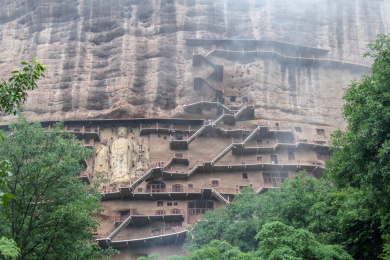 中国甘肃省天水市“麦积烟雨”美景：麦积山
