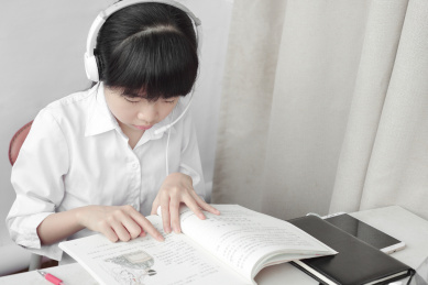 女童在家认真学习