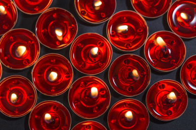 黑色背景中燃烧的蜡烛