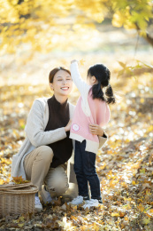 一位中国妈妈带着女儿在户外玩耍