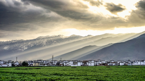 中国云南大理苍山脚下白族民居的黄昏