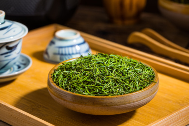 复古碗装着的中国茗茶竹叶青干茶叶