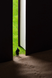 沙漠绿洲书本成功商务男