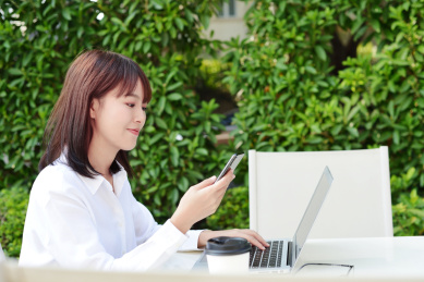 在户外移动远程办公的商务女士