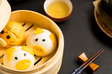 放在蒸笼里的三个创意可爱的猪包子