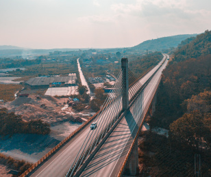 云南省德宏州高速公路桥梁航拍图