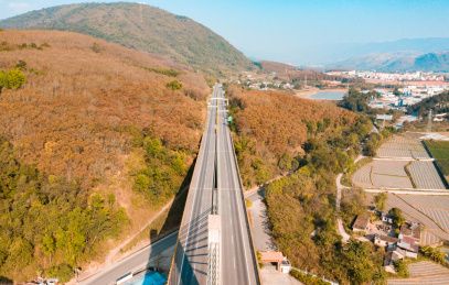 云南省德宏州高速公路桥梁航拍图