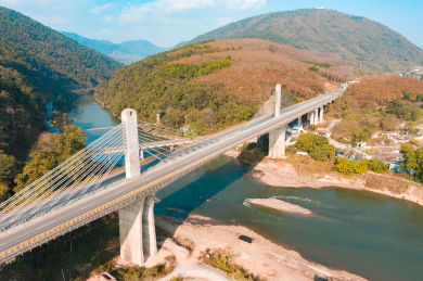 云南省德宏州高速公路桥梁航拍图