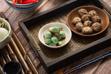 装小碟里的美味特色小吃腊八蒜