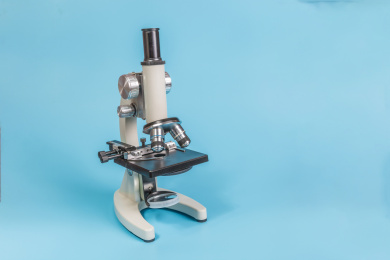 粉红色底上的金属显微镜