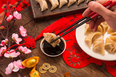 筷子夹着饺子蘸酱料