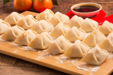 包好放在砧板上的饺子