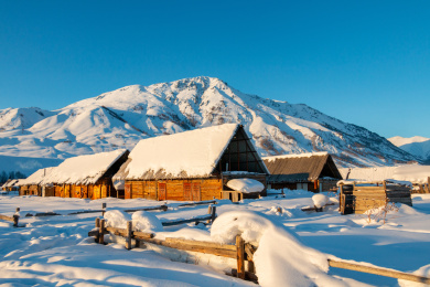 中国新疆阿勒泰地区禾木村雪景