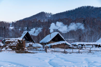 中国新疆阿勒泰地区禾木村雪景
