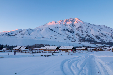 中国新疆阿勒泰地区禾木村雪景
