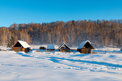 中国新疆阿勒泰地区禾木村雪景