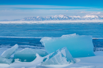 中国新疆博尔塔拉州博乐市赛里木湖雪景