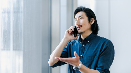 室内商务休闲男士
