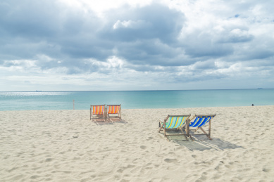  泰国甲米的兰塔岛的沙滩躺椅