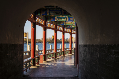 春天蓝天下北京北海公园风光