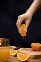 用手挤出橙子里的橙汁
