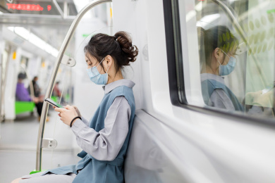 戴着口罩的女性乘坐地铁