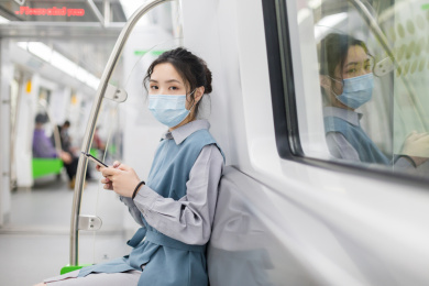 戴着口罩的女性乘坐地铁