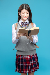 蓝色背景里背着书包的中国女学生