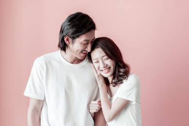 粉色背景前的年轻情侣