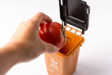 向黄色垃圾桶里扔垃圾