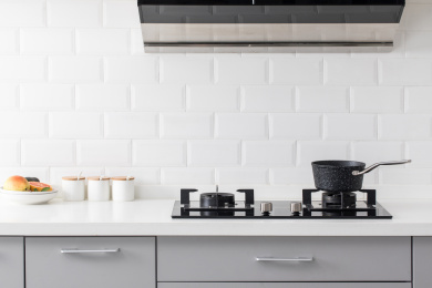 简洁厨房的操作台面一角