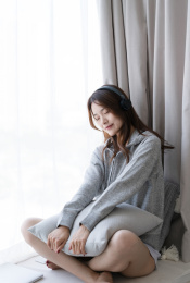 女生坐在窗户边听音乐