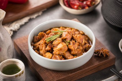 放在盘子里的红烧鸡块