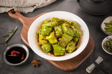 放在盘子里的虎皮青椒俯拍