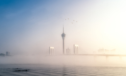 中国澳门晨雾中的澳门塔和西湾大桥横构图