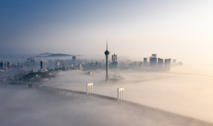 中国澳门晨雾中的澳门塔和西湾大桥竖构图