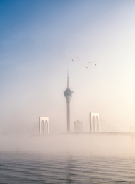 中国澳门晨雾中的澳门塔和西湾大桥竖构图