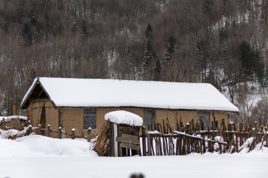 中国五常雪谷山脚下一座围着篱笆的小房子