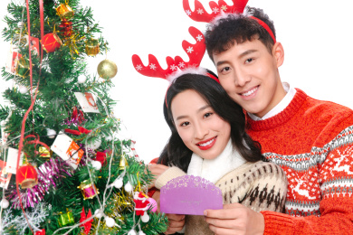 青年男人送女朋友圣诞礼物